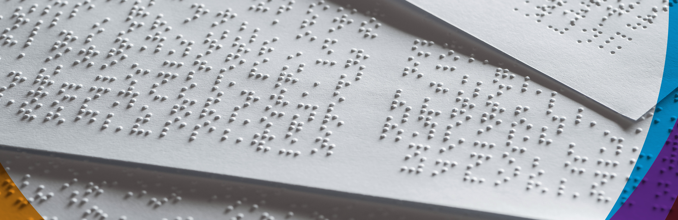 Foto de páginas em braille soprepostas e círculo colorido do logo ED5